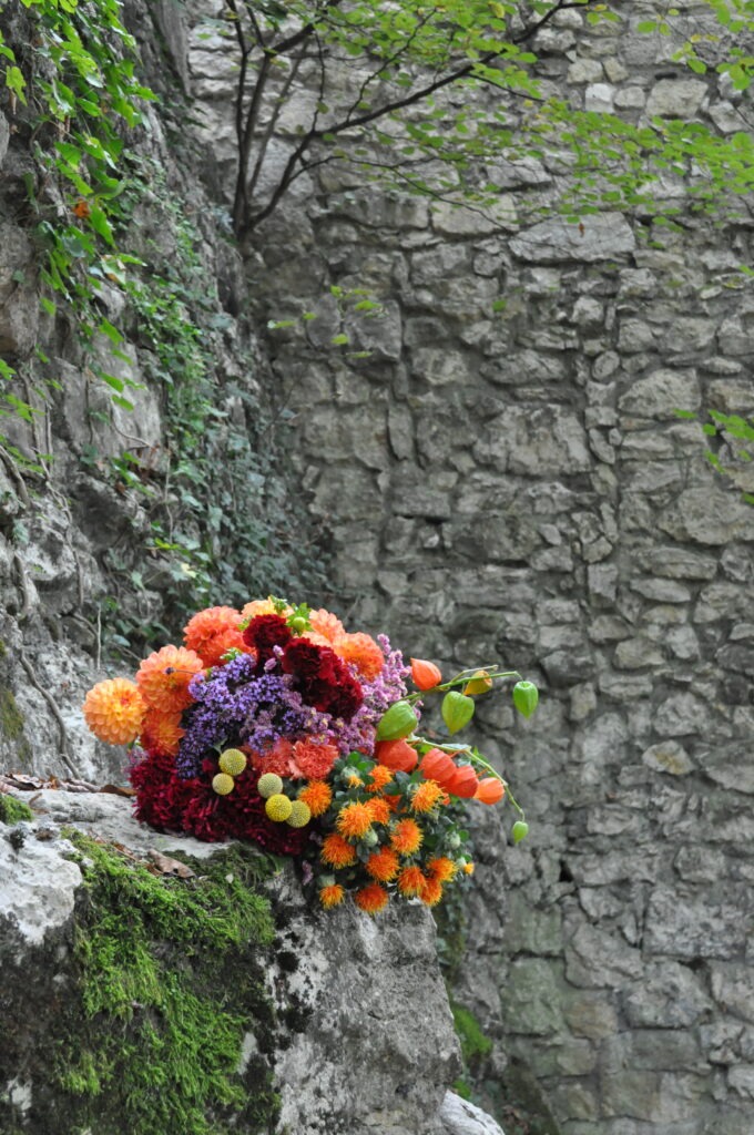 Ein bunter Herbststrauss auf einem Felsvorsprung im malerischen Herbst